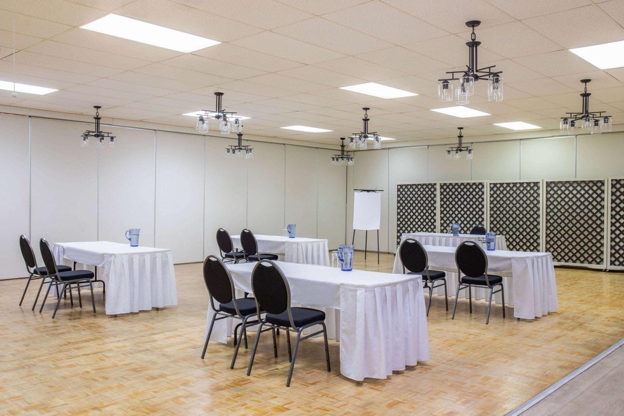 Days Inn & Conference Centre By Wyndham Camrose Norsemen Luaran gambar