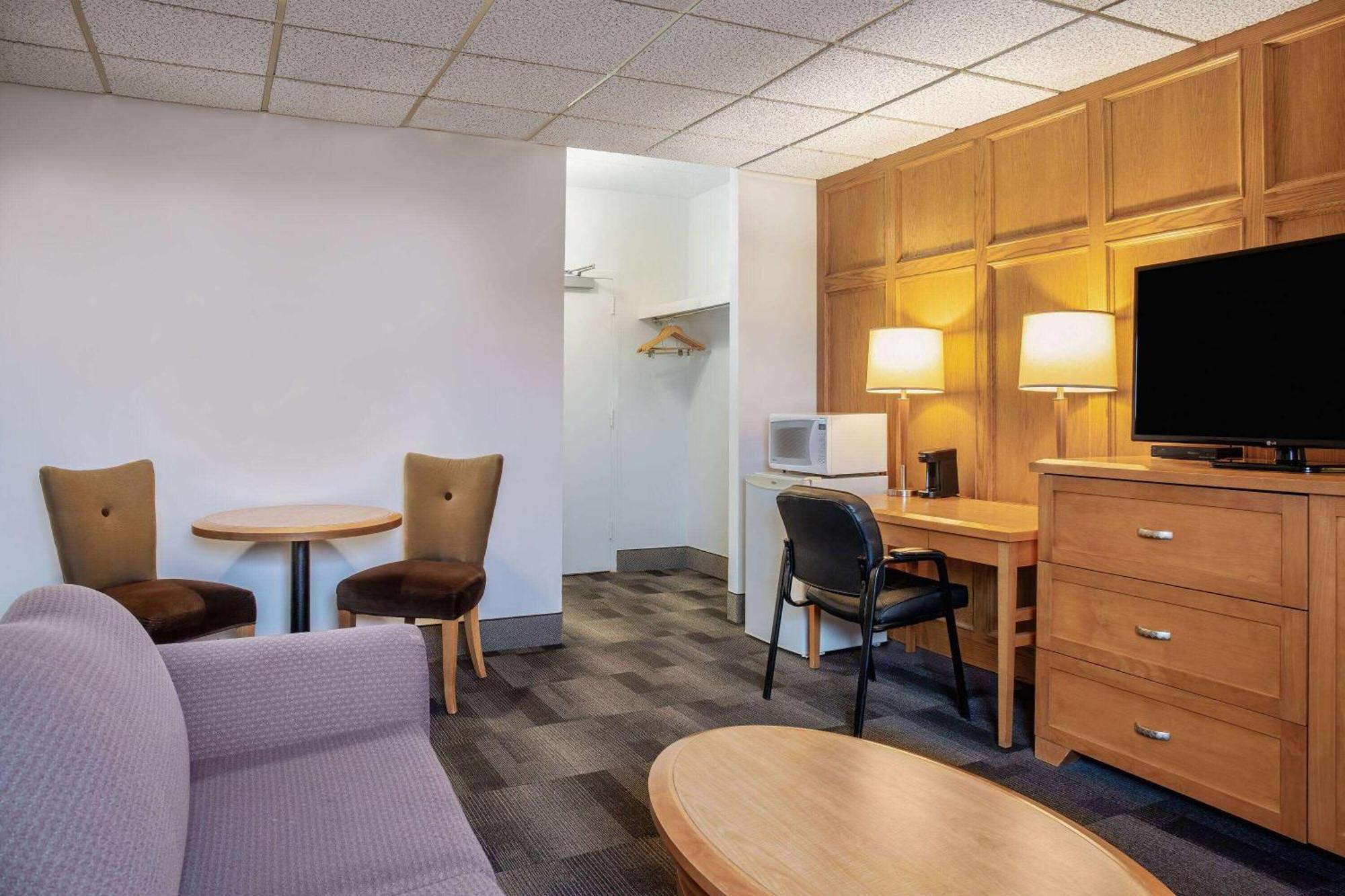 Days Inn & Conference Centre By Wyndham Camrose Norsemen Luaran gambar